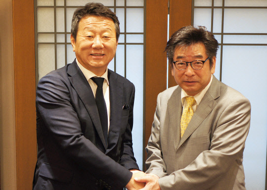 최윤 아프로서비스그룹 회장(왼쪽)과 조영길 금강학교 前이사장이 기념사진을 촬영하고 있다.  OK저축은행 제공